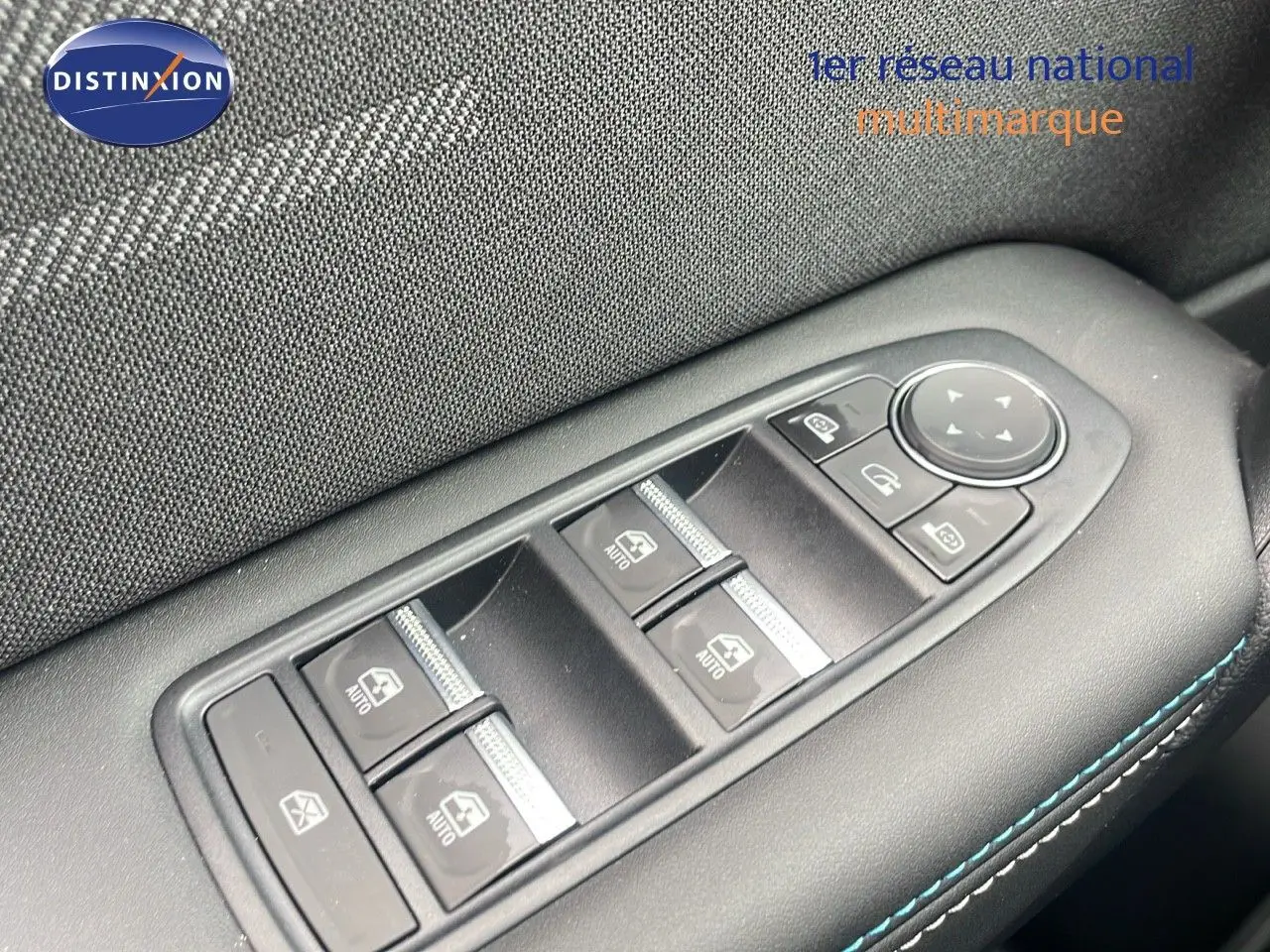 Commandes des vitres électriques et réglages des rétroviseurs sur la porte côté conducteur du Renault Captur E-Tech hybride 2025.