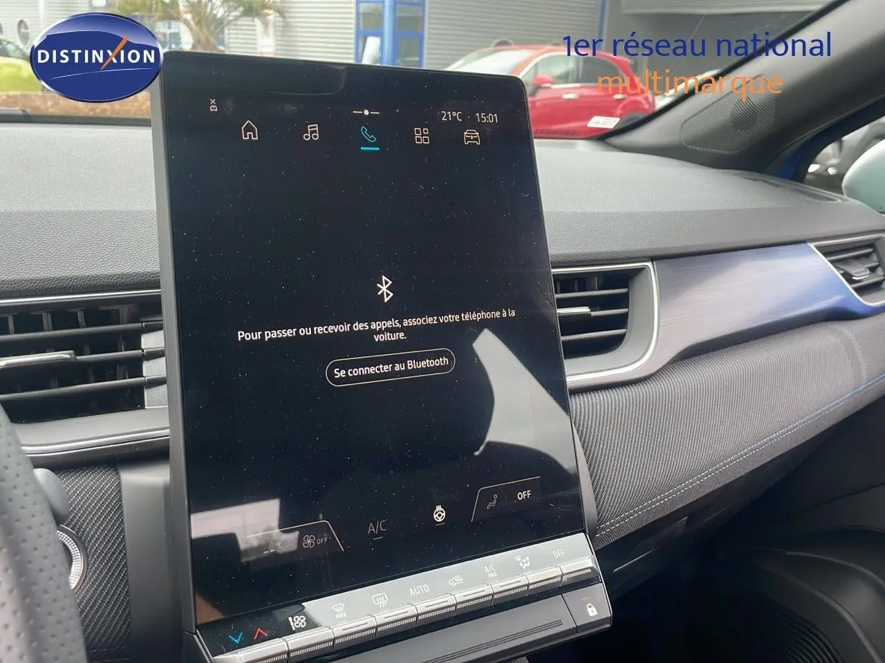 Vue intérieure du tableau de bord du Renault Captur E-Tech hybride 2025 avec écran tactile central et garniture bleu iron metal.