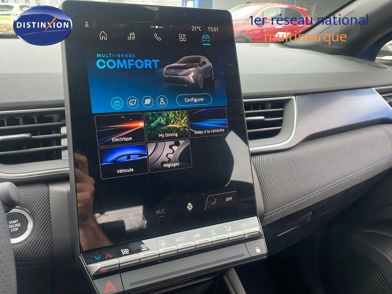 Vue rapprochée de la console centrale tactile du Renault Captur bleu Iron Metal avec finition intérieure gris et commandes climatisation.