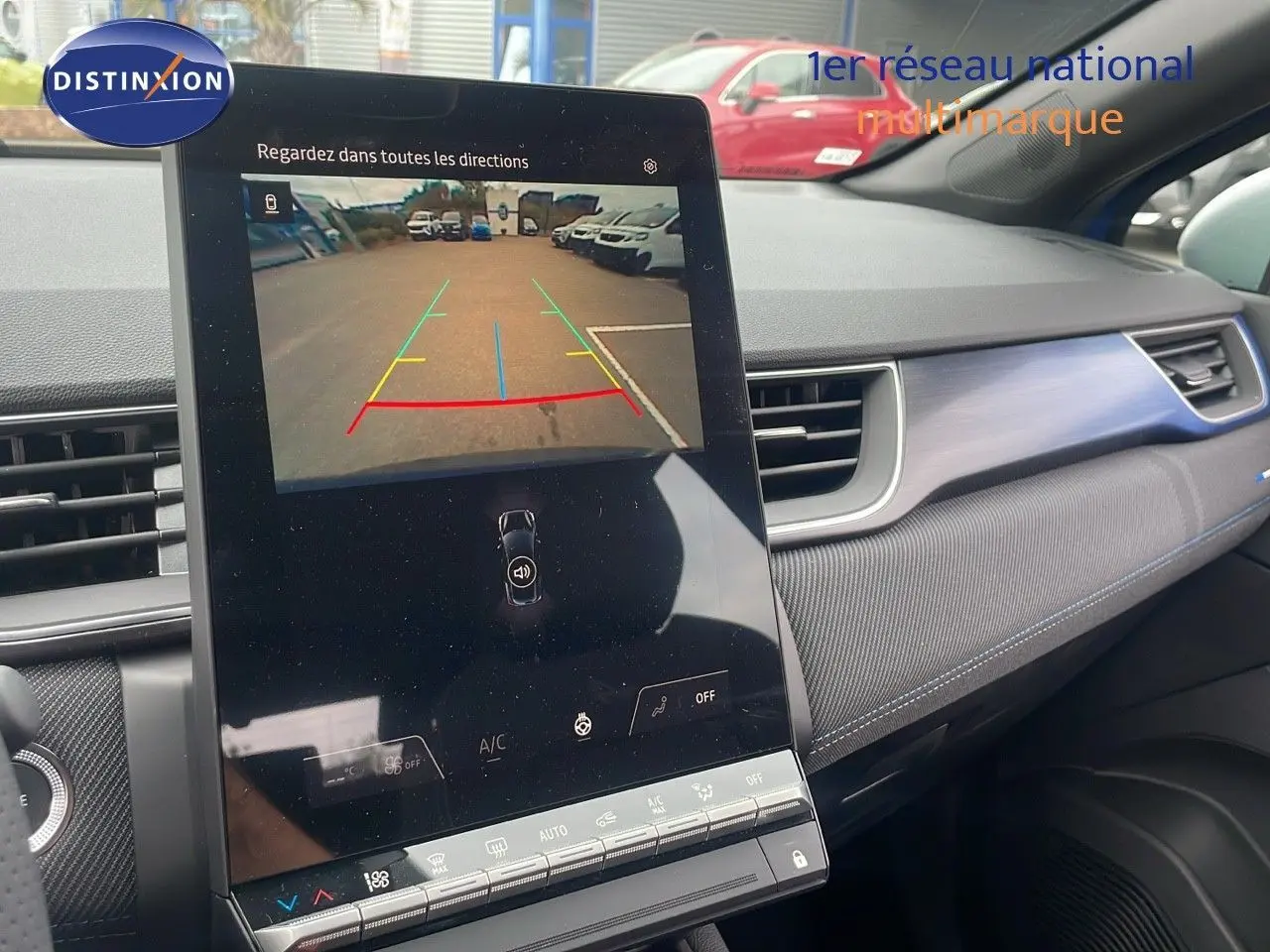 Vue intérieure du tableau de bord du Renault Captur E-Tech Hybrid 2025 avec écran tactile affichant la caméra de recul.