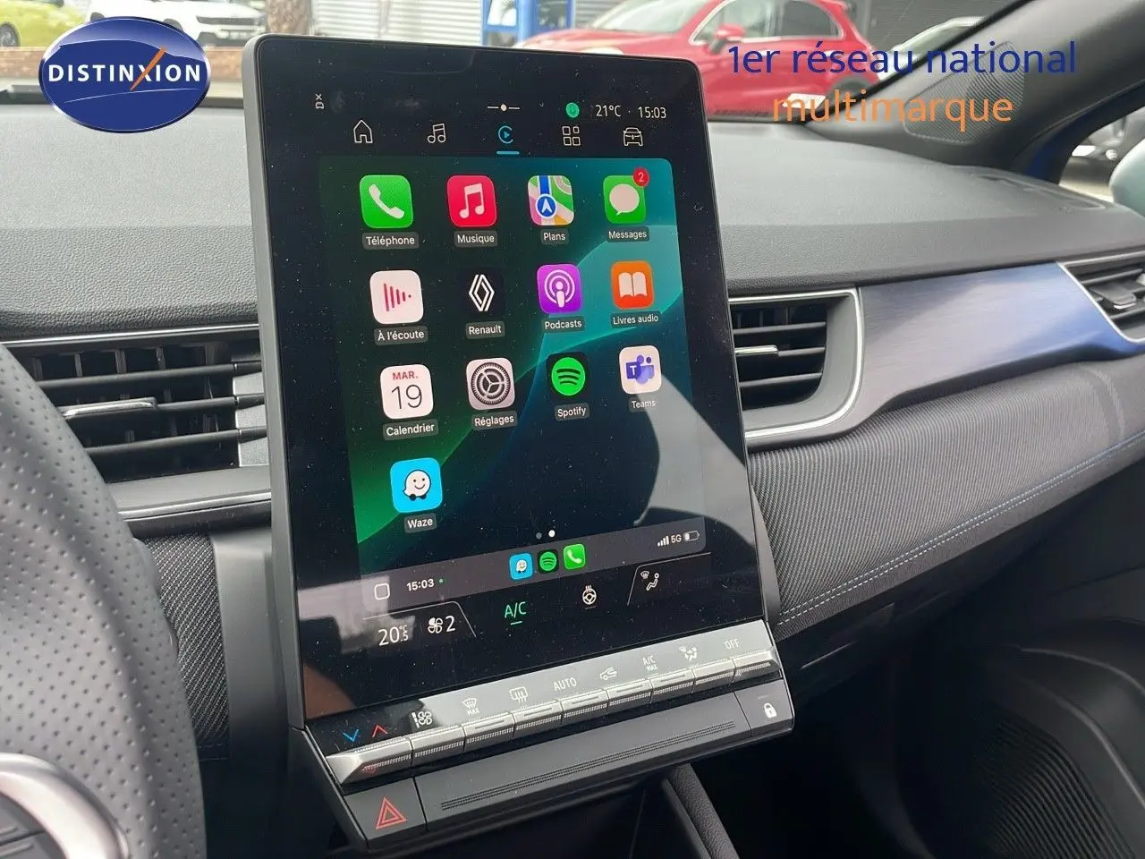 Écran tactile central allumé avec interface connectée dans le tableau de bord du Renault Captur E-Tech hybride 2025.