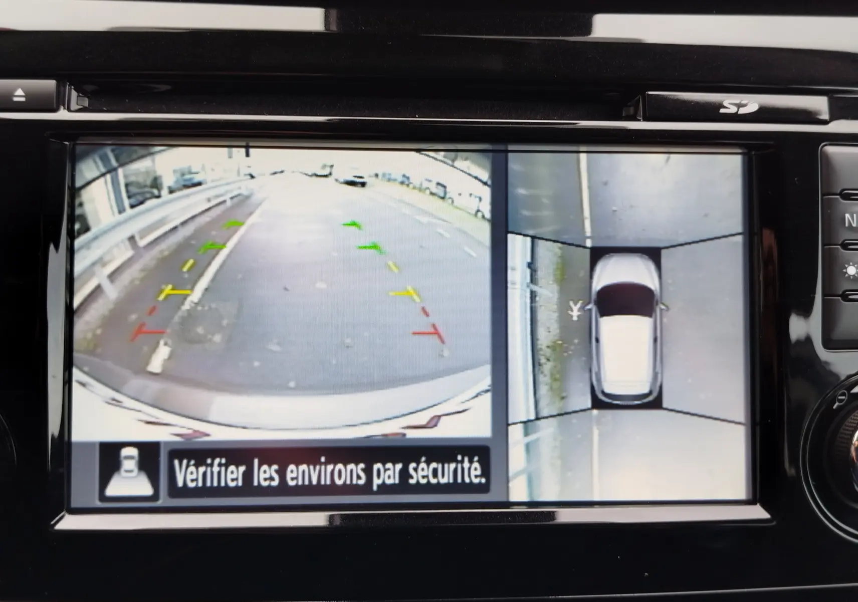 Vue centrée sur le volant noir du Nissan Qashqai 2017, avec tableau de bord et compteurs visibles en arrière-plan.