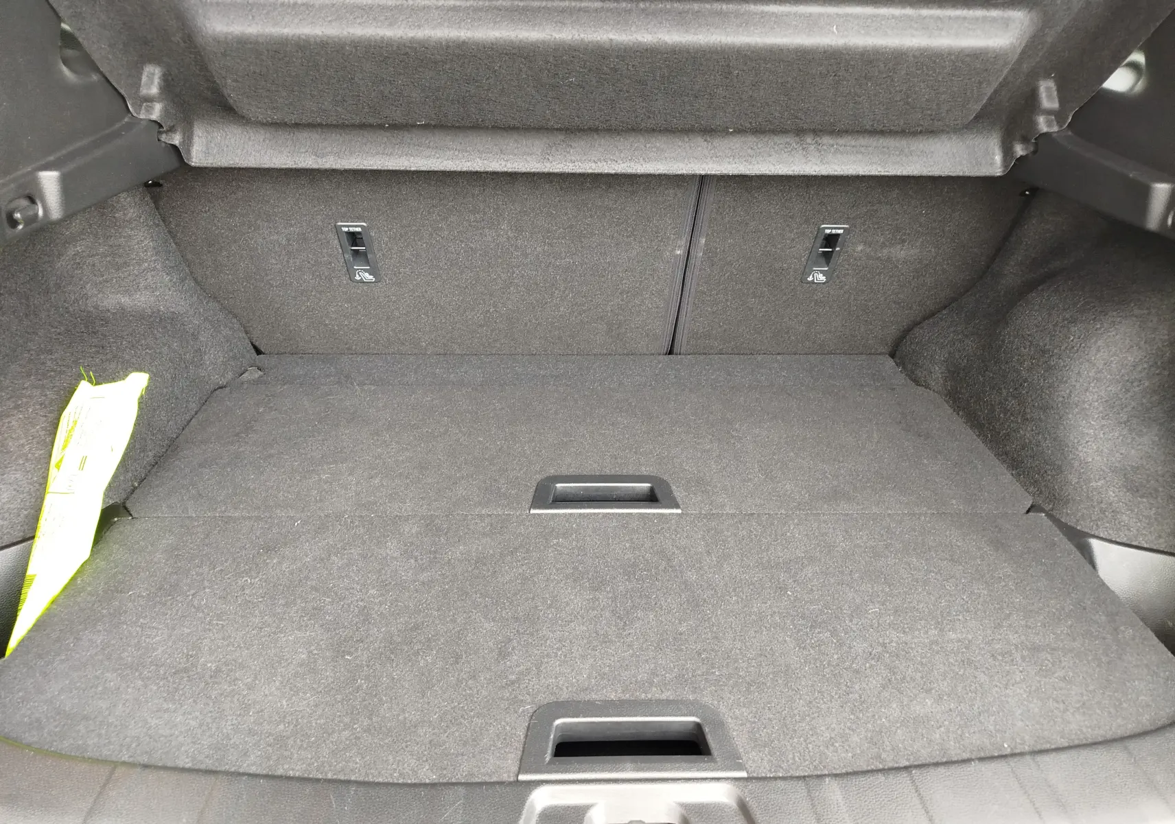 Gros plan sur la console centrale du Nissan Qashqai 2017, affichant la climatisation bi-zone avec commandes digitales.