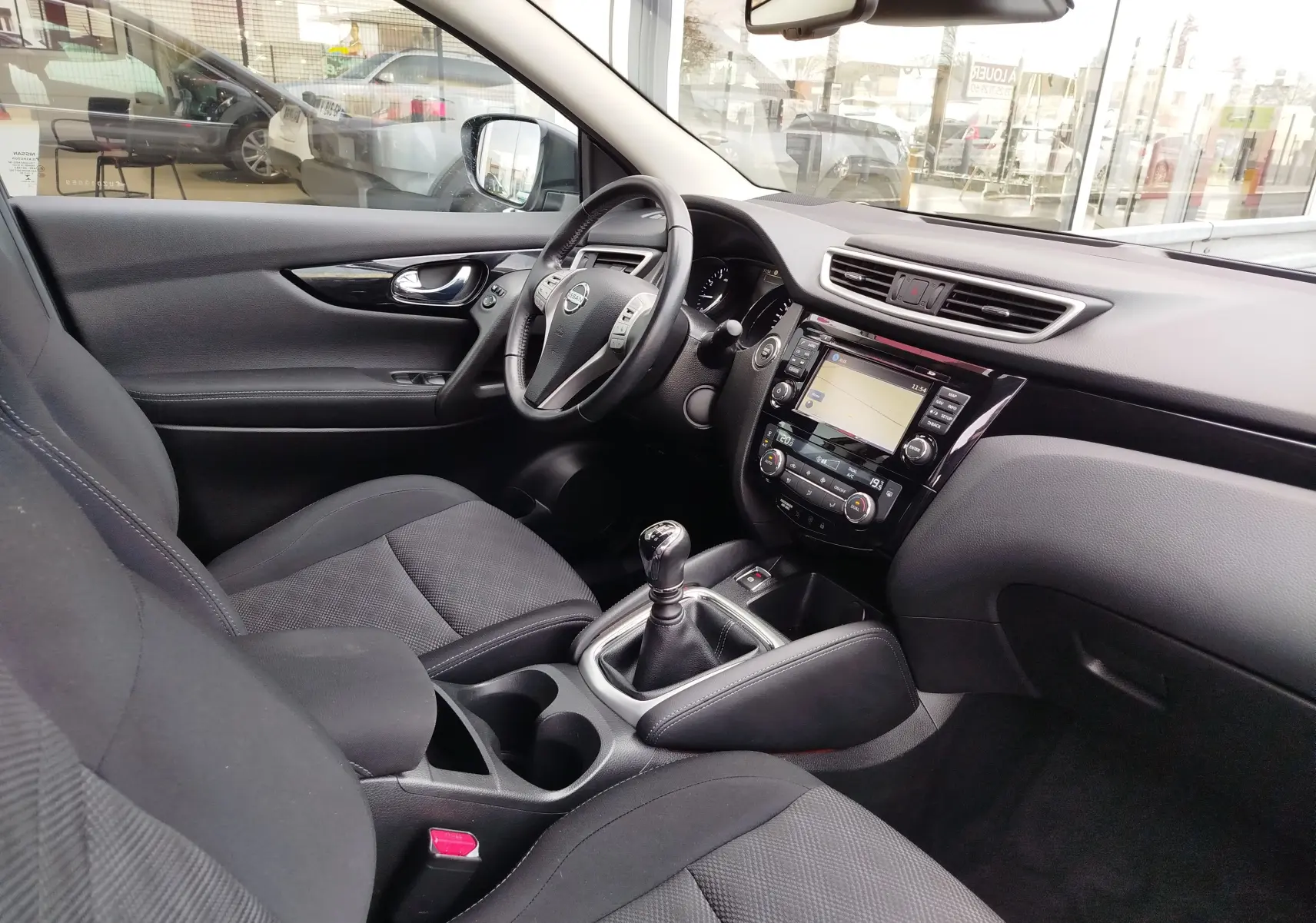 Vue arrière d'un Nissan Qashqai bronze Ultime 2017 avec feux arrière allongés et vitre arrière teintée.