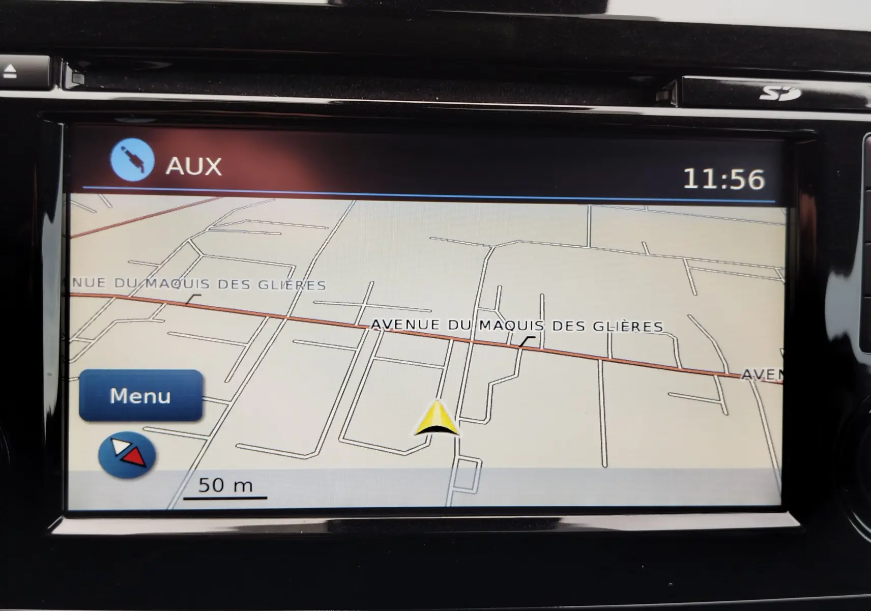 Vue arrière dans le rétroviseur intérieur d’un Nissan Qashqai bronze Ultime, avec plusieurs véhicules en stationnement visible.