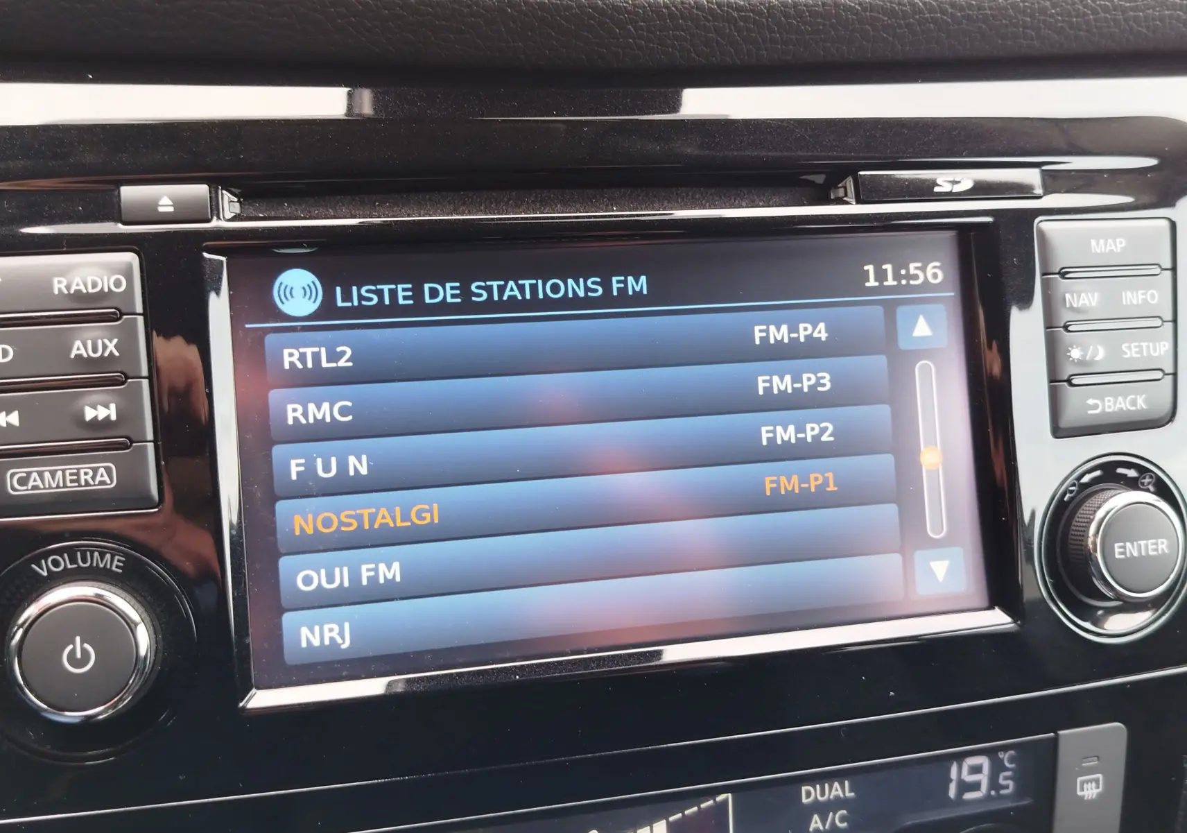 Vue intérieure côté conducteur du Nissan Qashqai 2017, volant cuir, tableau de bord digital et levier de vitesses manuel.
