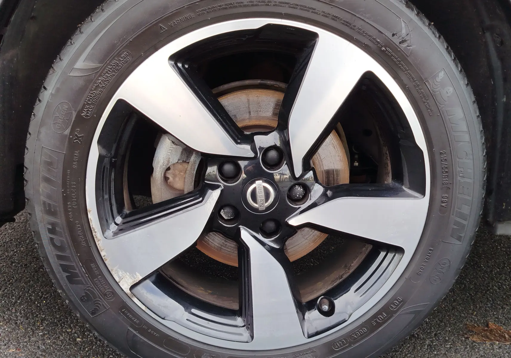 Vue 3/4 avant droite d'un Nissan Qashqai 2017 bronze Ultime avec jantes alliage et calandre chromée.