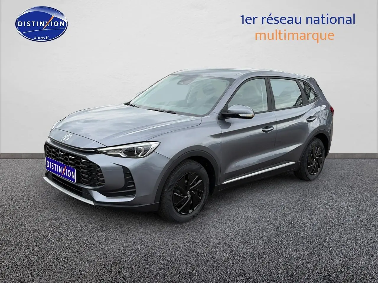 Vue 3/4 avant d’un MG ZS Hybrid gris 2026 avec jantes noires et calandre noire distinctive.