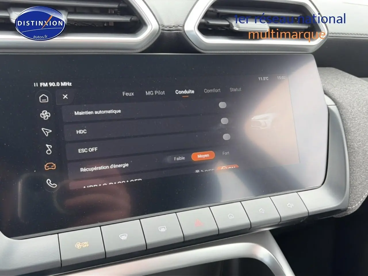 Écran tactile central du MG ZS Hybrid 2026 gris, affichant les réglages d’aide à la conduite, vue rapprochée intérieure.