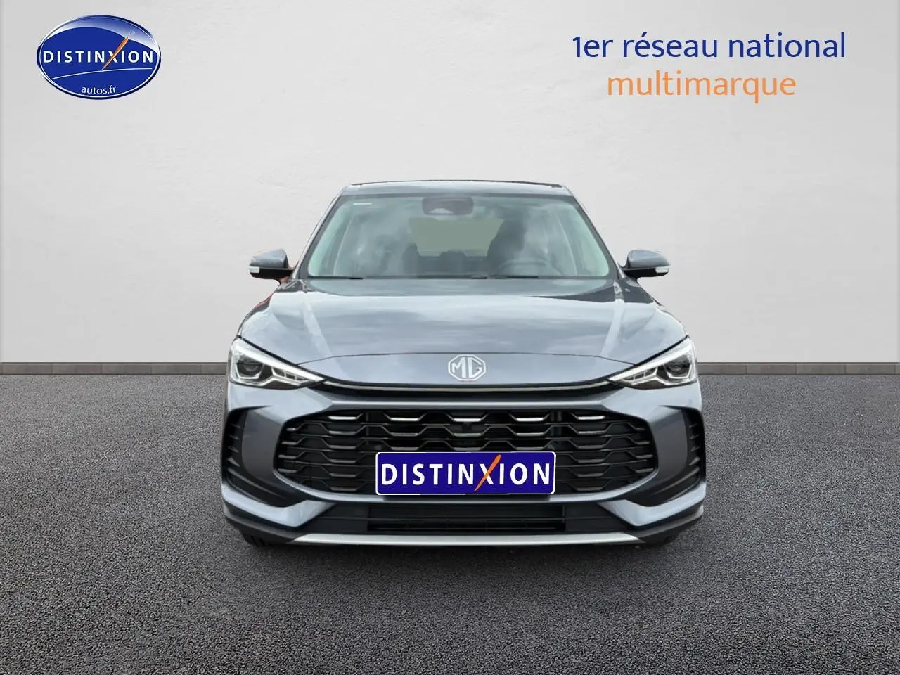 Vue de face du MG ZS Hybrid 197 gris 2026 avec calandre noire et phares LED fins, sur fond neutre.