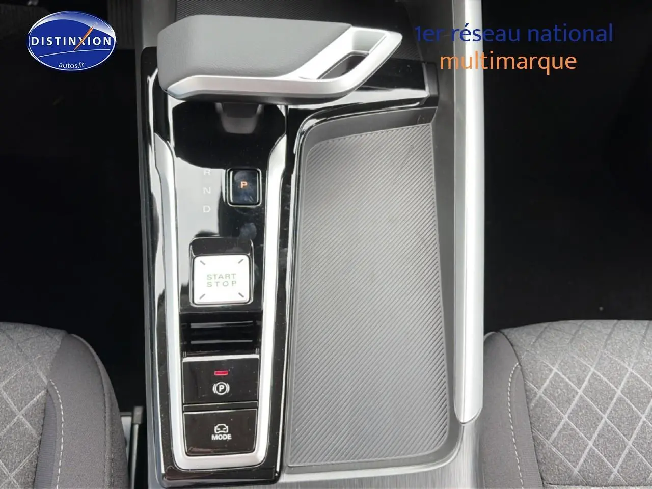 Vue rapprochée de la console centrale du MG ZS Hybrid gris 2026 avec levier de vitesse automatique et bouton start/stop.