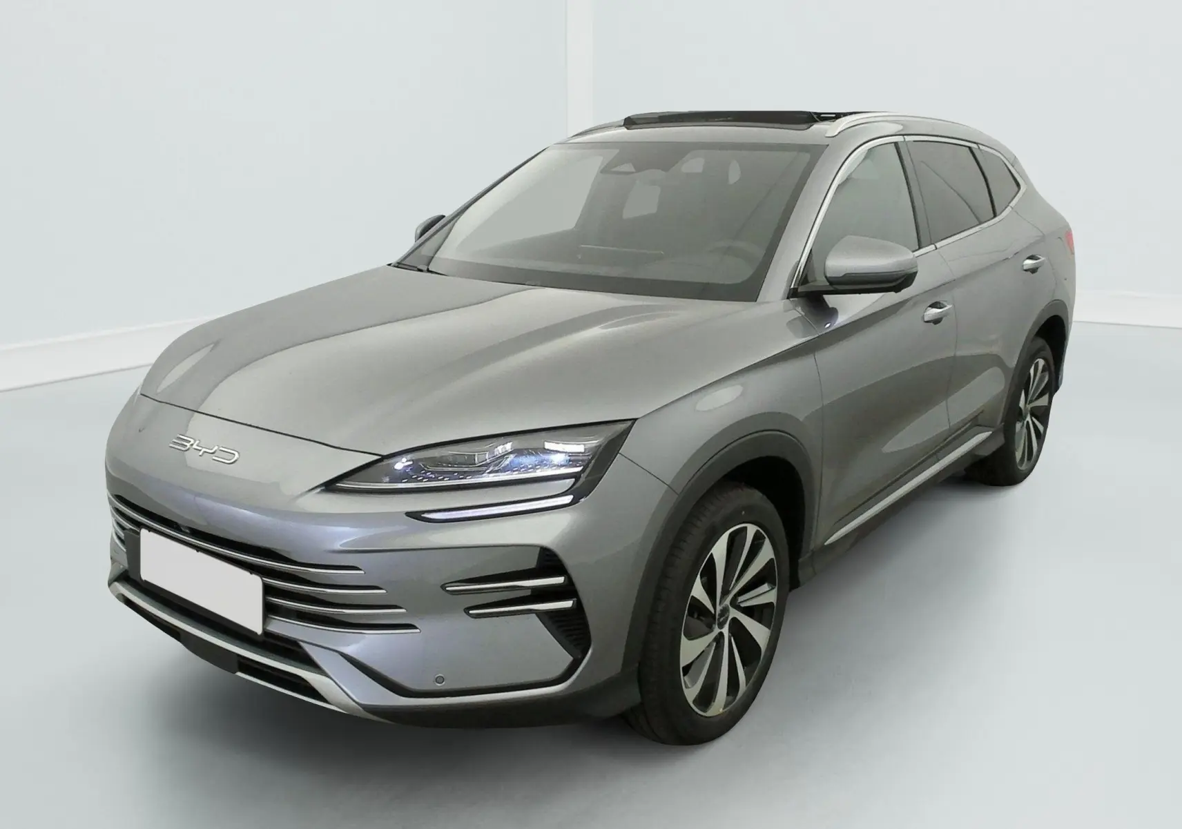 Vue 3/4 avant d’un SUV BYD SEAL U gris métallisé avec phares LED et jantes alliage bicolores.