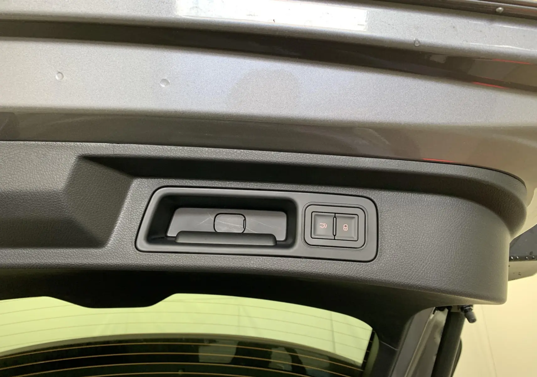 Poignée et boutons de fermeture électrique du hayon arrière du BYD SEAL U 2026 en TIME GREY METAL.