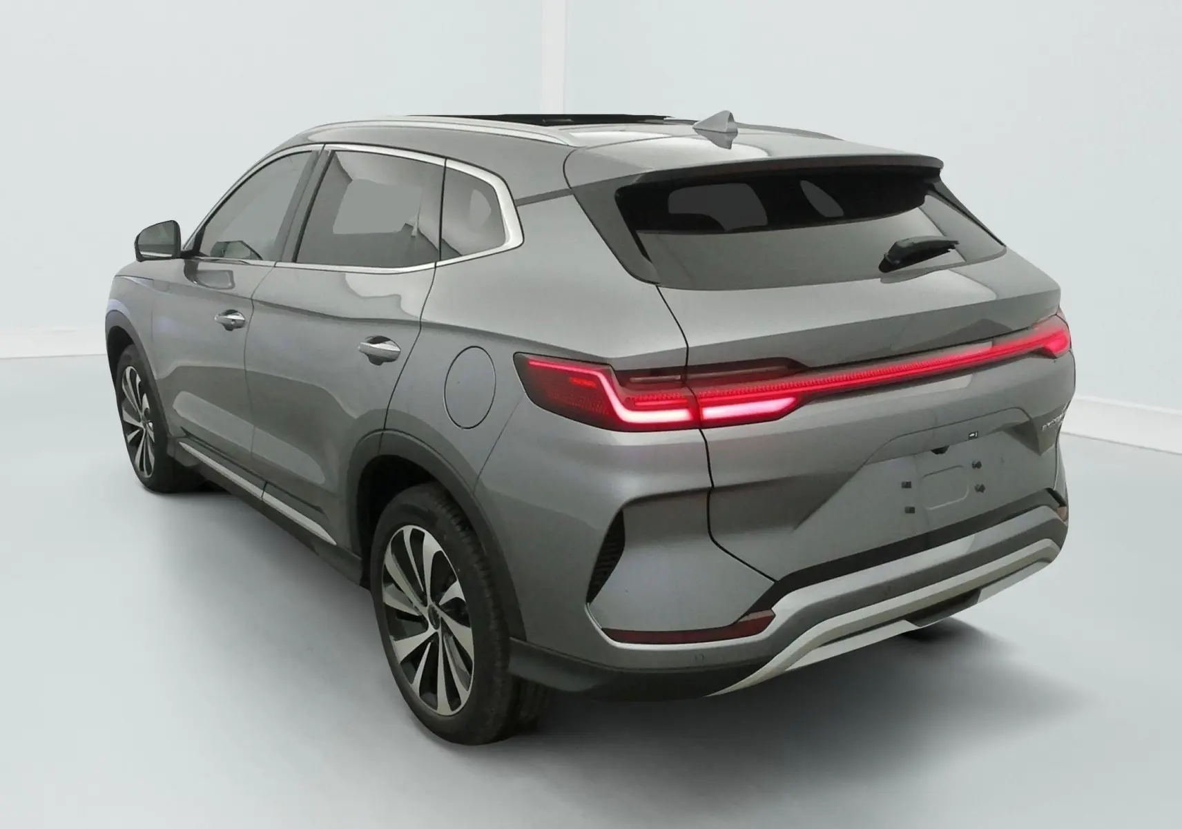 Vue 3/4 arrière droite du SUV BYD SEAL U gris métallisé avec feux arrière LED allumés dans un studio blanc.