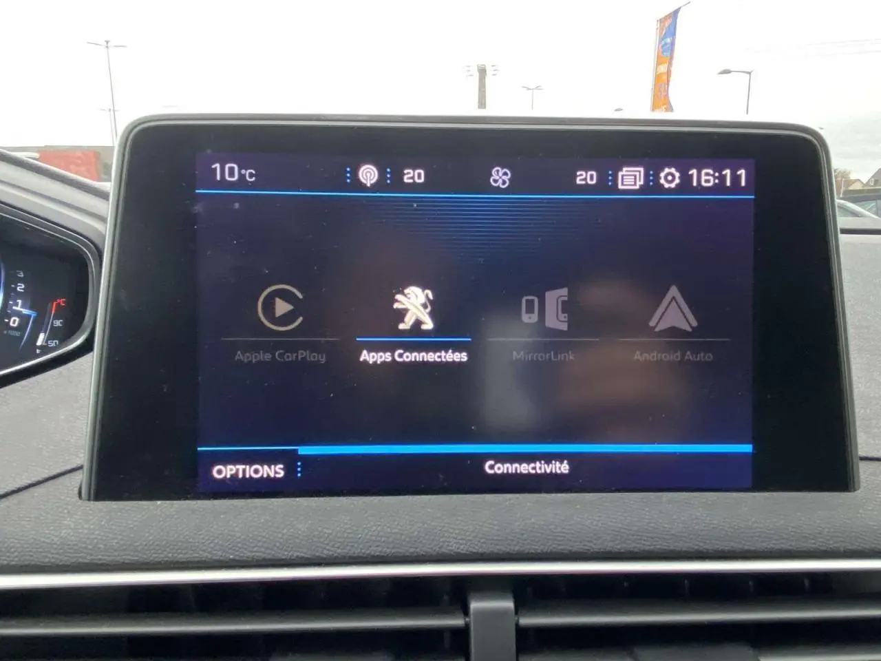 Écran tactile central du Peugeot 3008 2017 affichant les options de connectivité avec interface sombre.
