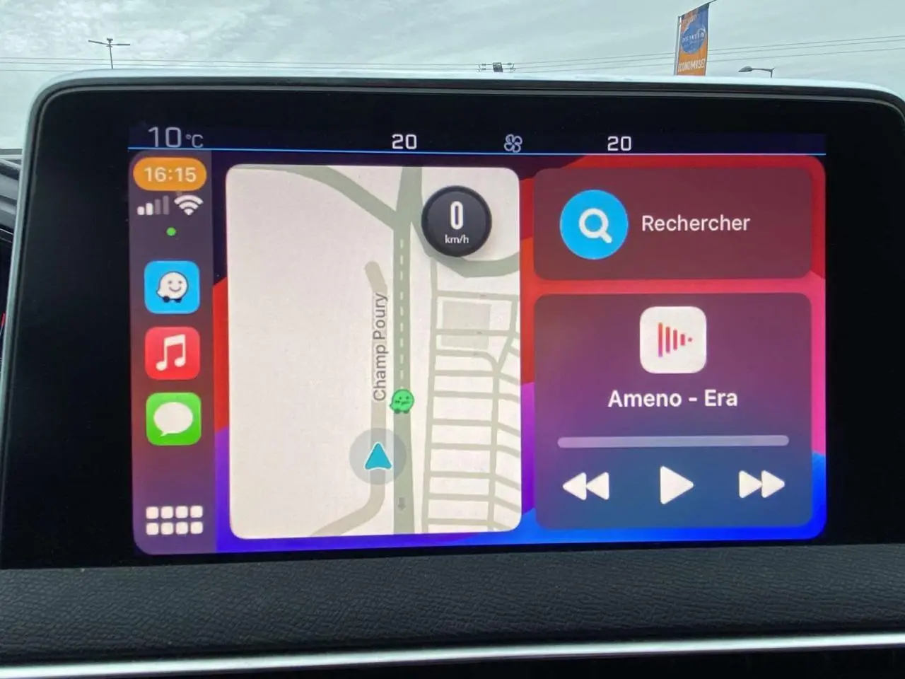 Écran tactile central du Peugeot 3008 affichant navigation et lecteur musical dans un intérieur sombre.