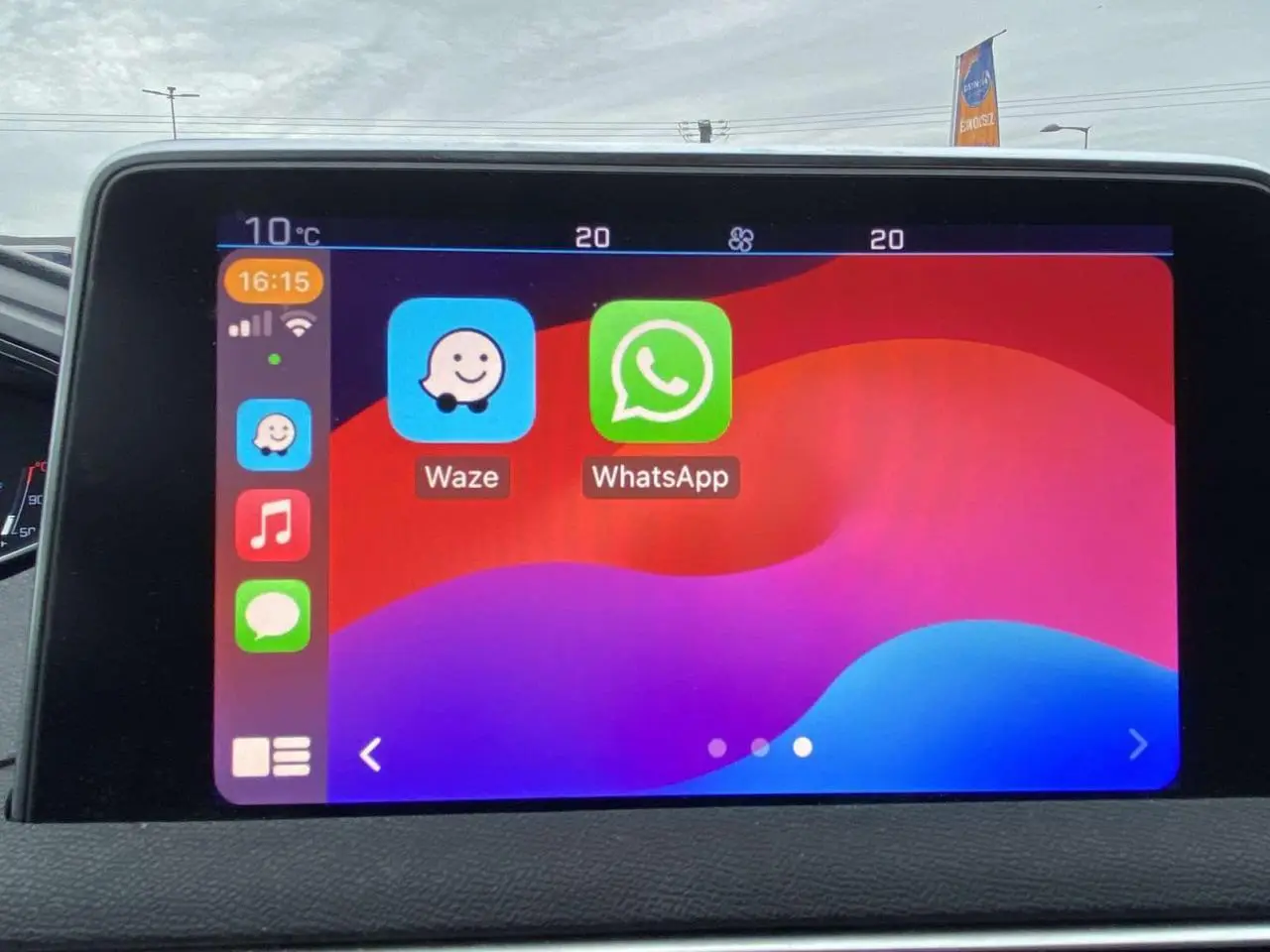 Écran tactile 8 pouces du Peugeot 3008 2017 montrant les applications Waze et WhatsApp en interface colorée.