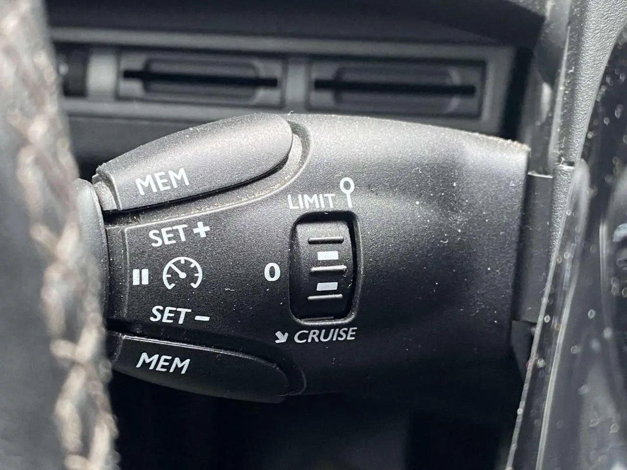 Gros plan sur la commande de régulateur de vitesse du Peugeot 3008 2017, finition Allure, intérieur noir.