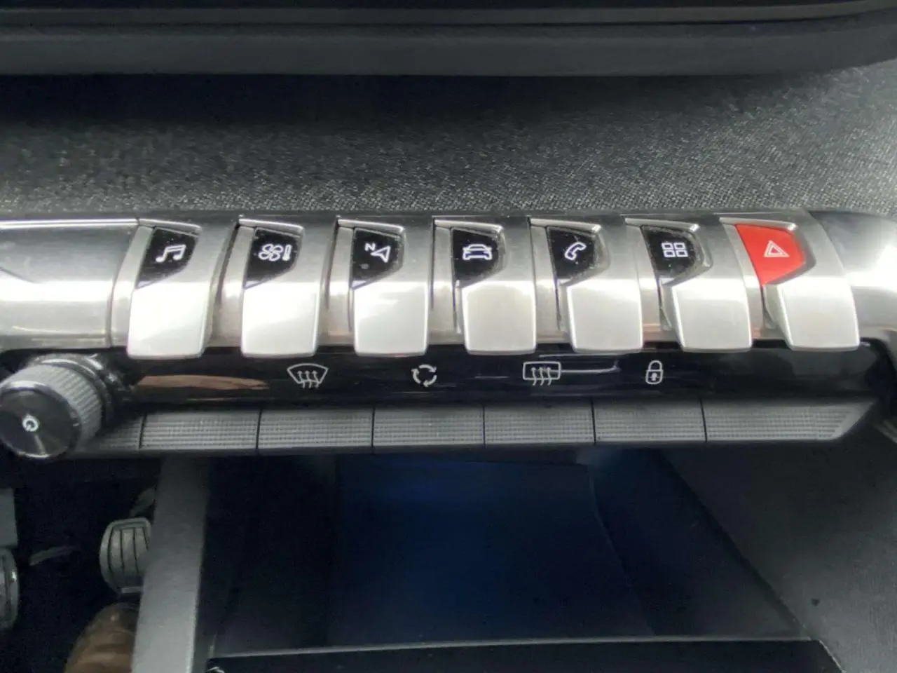 Boutons de commande argentés et rouges sur la console centrale du Peugeot 3008 marron foncé, version 2017.