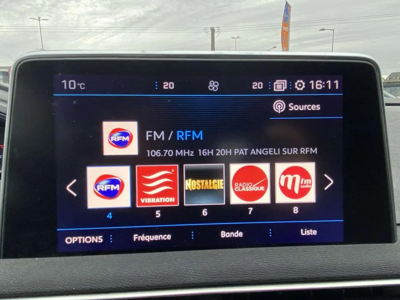Écran tactile du Peugeot 3008 2017 affichant les stations radio FM avec interface moderne et claire.