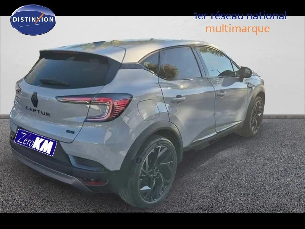 Renault Captur E-Tech hybride gris Rafale, vue 3/4 arrière droit avec toit gris et jantes noires.