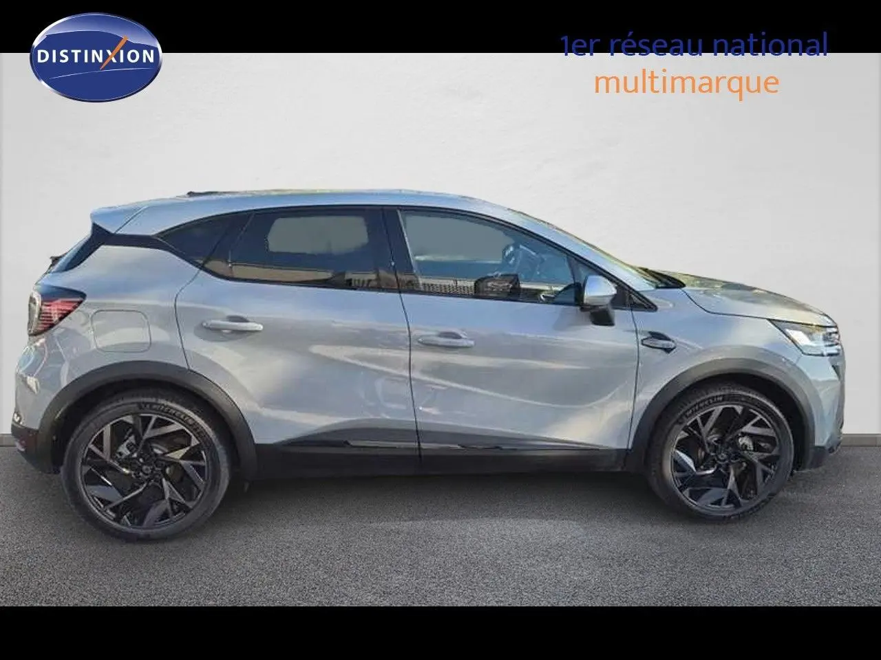 Profil droit du Renault Captur E-Tech hybride 2025 gris Rafale avec toit gris et jantes noires biton.