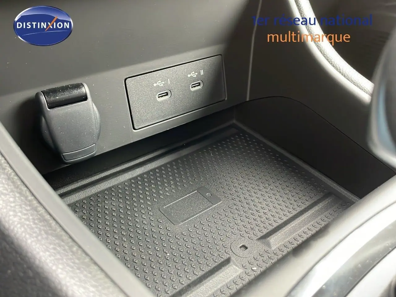 Gros plan sur la console centrale du Renault Captur 2025, montrant deux ports USB-C et un espace de rangement noir.