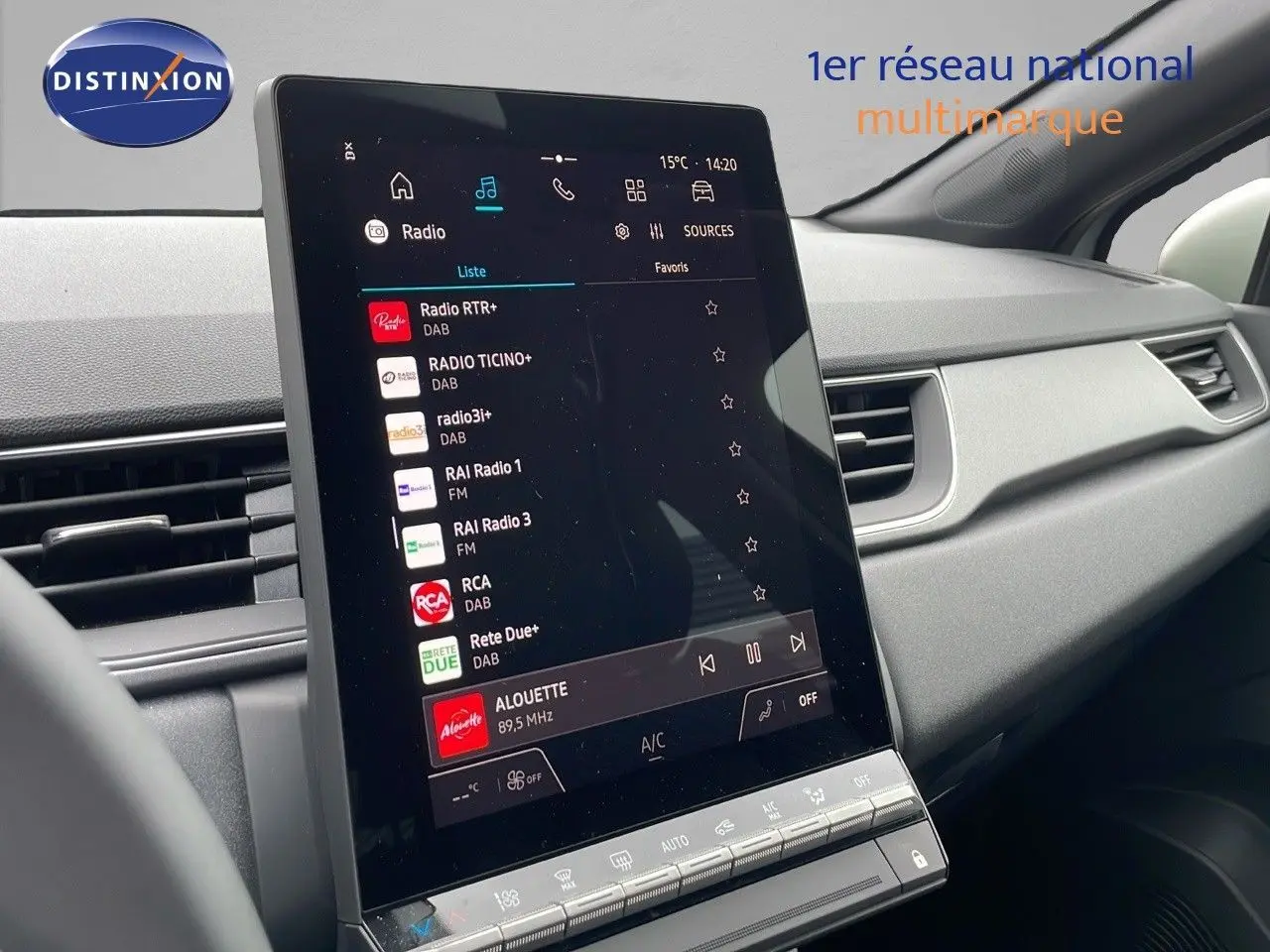 Vue intérieure du tableau de bord du Renault Captur 2025, écran tactile central affichant les stations radio.