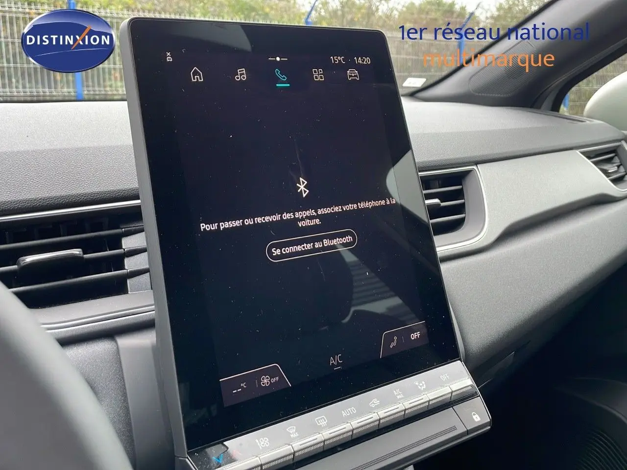 Vue intérieure du tableau de bord du Renault Captur 2025, écran tactile central vertical avec interface Bluetooth affichée.