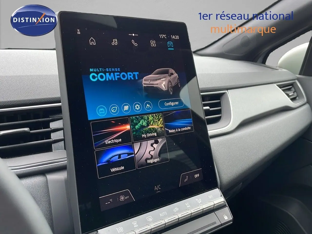Écran tactile central en plan rapproché dans l'habitacle du Renault Captur gris Rafale Métal, affichant le mode confort.