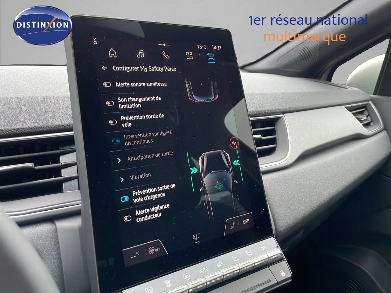 Vue intérieure du tableau de bord du Renault Captur 2025, avec écran tactile central affichant les réglages d'aide à la conduite.