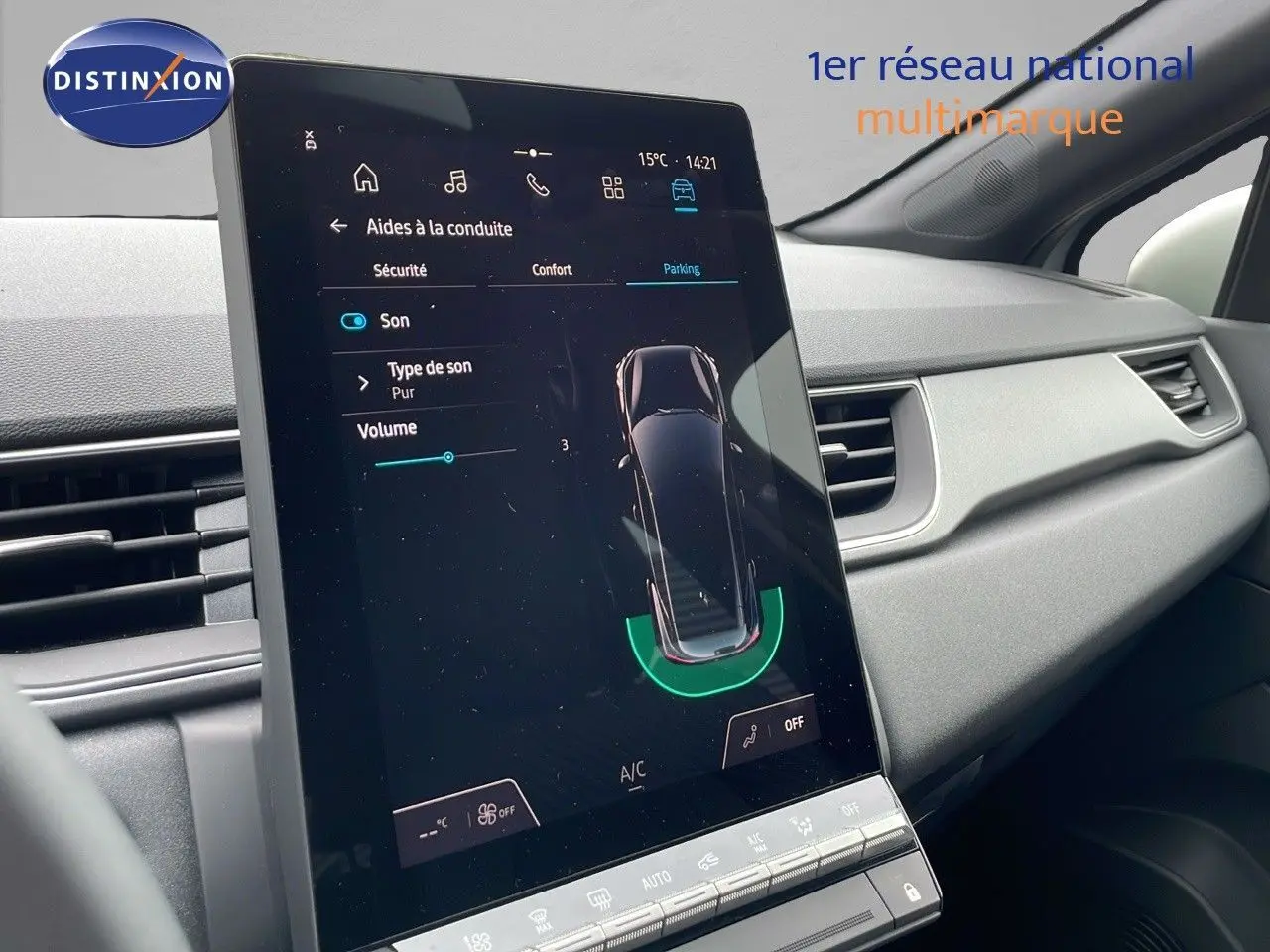 Vue intérieure du tableau de bord du Renault Captur 2025, avec écran tactile central affichant les aides à la conduite.