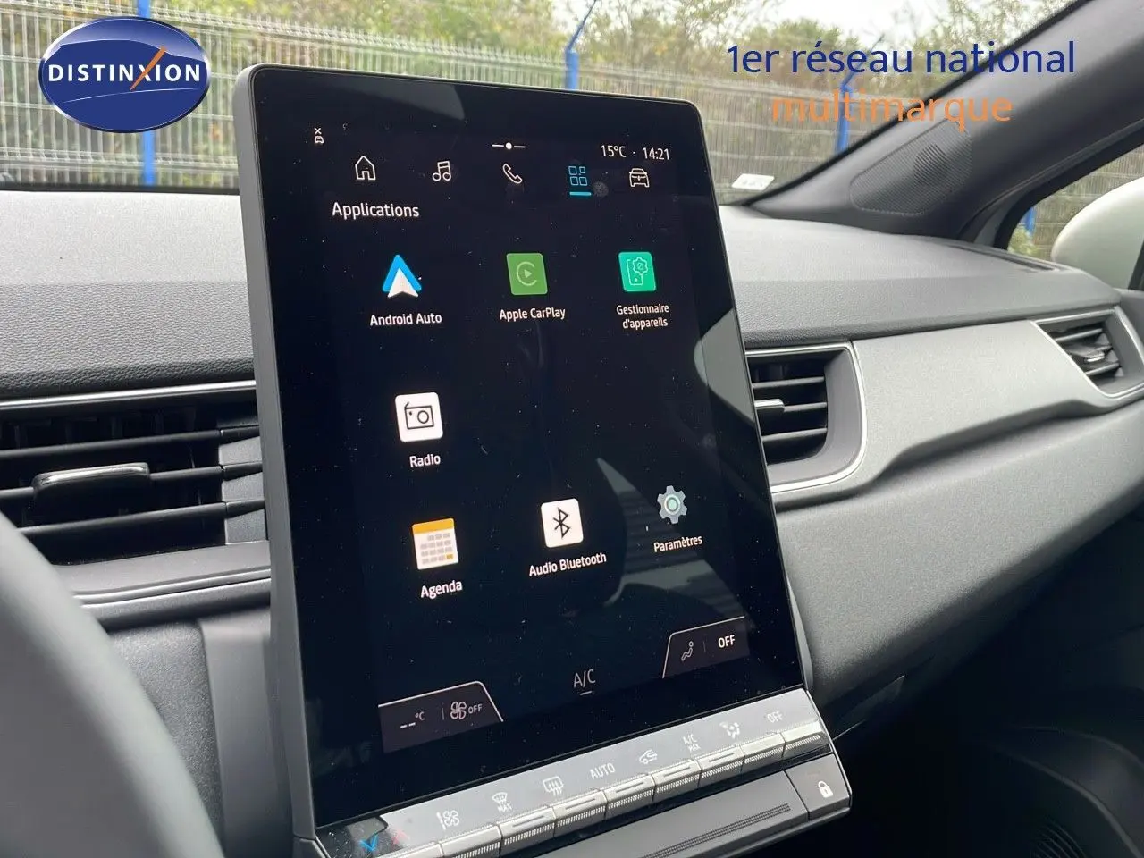 Vue intérieure centrée sur l'écran tactile vertical du tableau de bord du Renault Captur 2025 gris rafale.