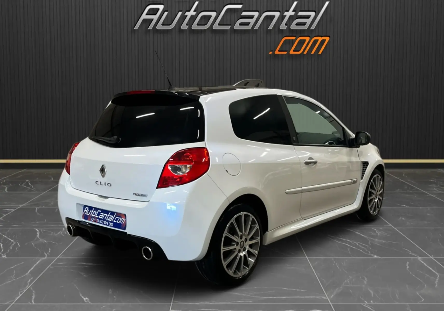 Renault Clio III RS 20th Anniversary blanc nacré toit noir vue 3/4 arrière droit avec jantes alliage 17 pouces.