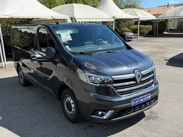 Renault Trafic Cabine Approfondie gris comète, vue 3/4 avant droit, avec calandre chromée et vitres latérales ouvrantes.