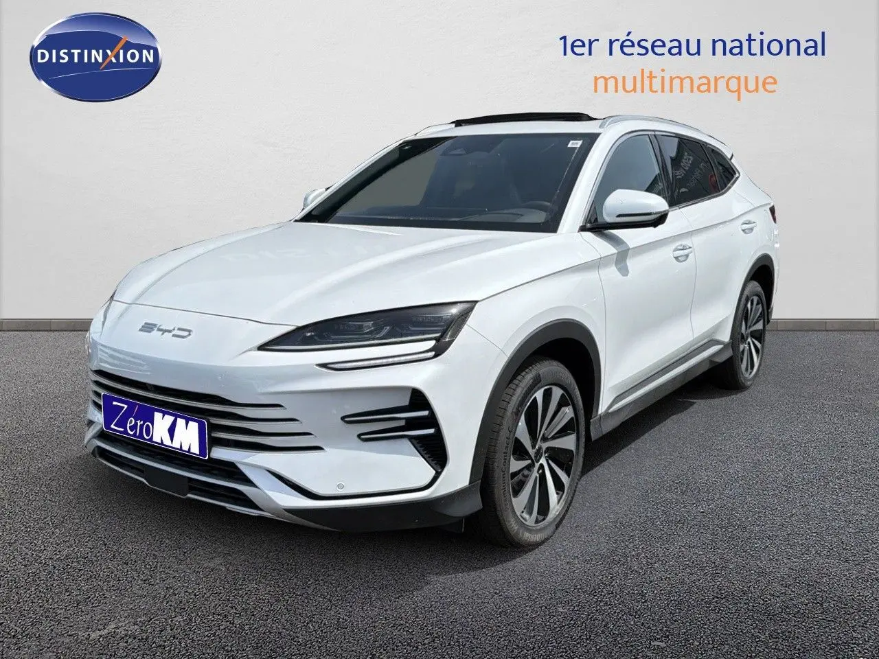 Vue 3/4 avant du BYD SEAL U blanc métal, mettant en valeur ses lignes modernes et ses optiques fines LED.