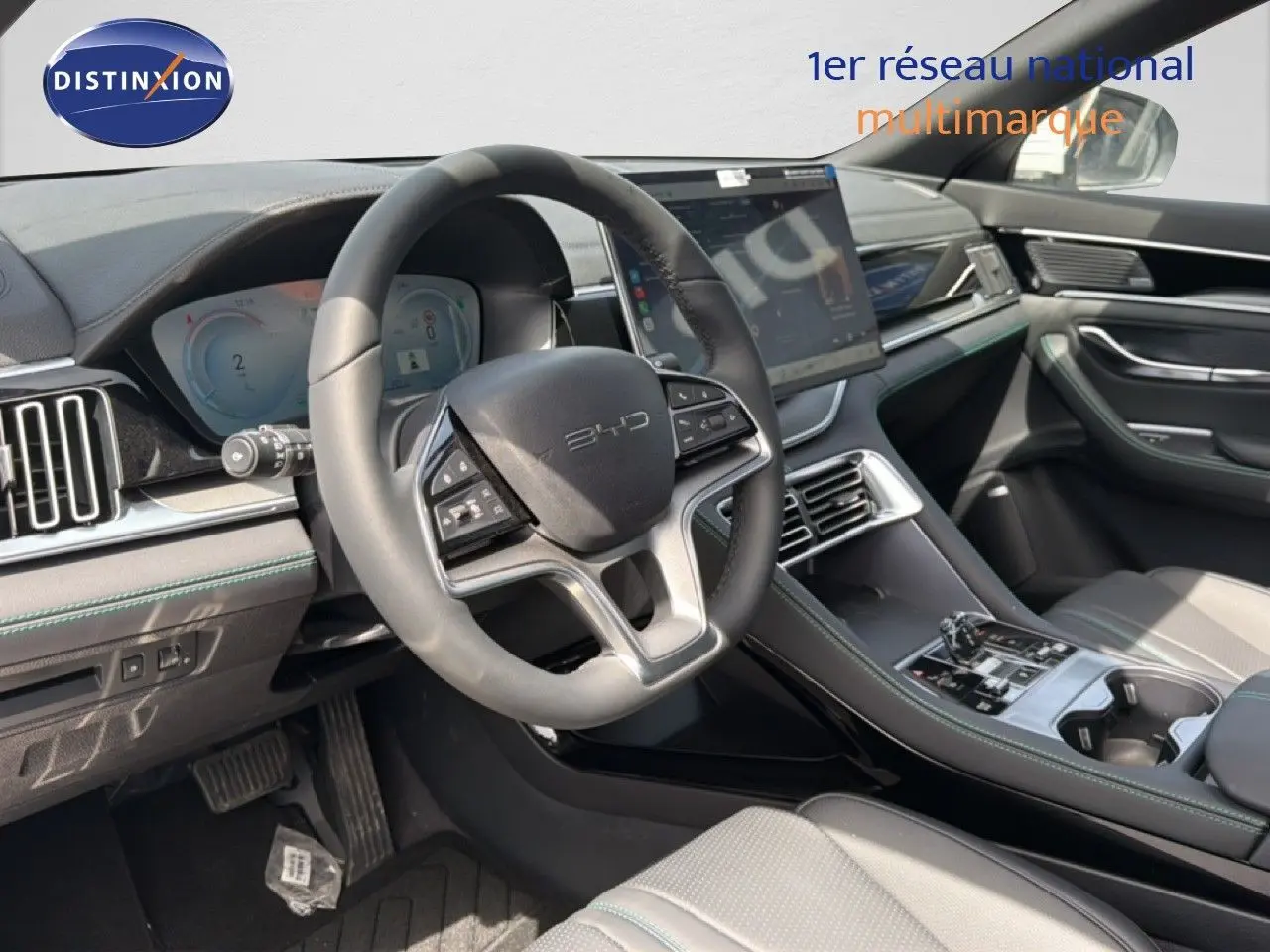 Vue intérieure côté conducteur du BYD SEAL U 2026, volant cuir noir, écran tactile central et finitions modernes.