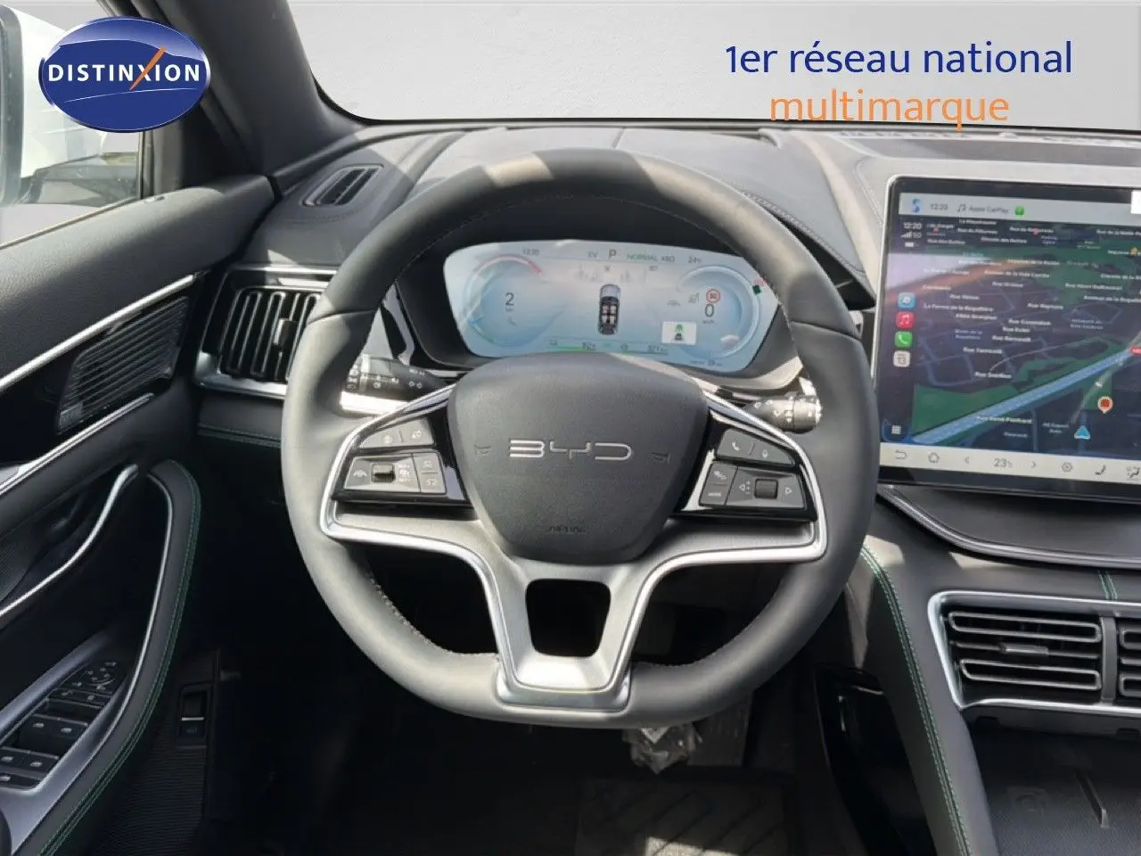 Vue intérieure centrée sur le volant BYD d’un Seal U 2026, avec tableau de bord numérique et écran tactile moderne.