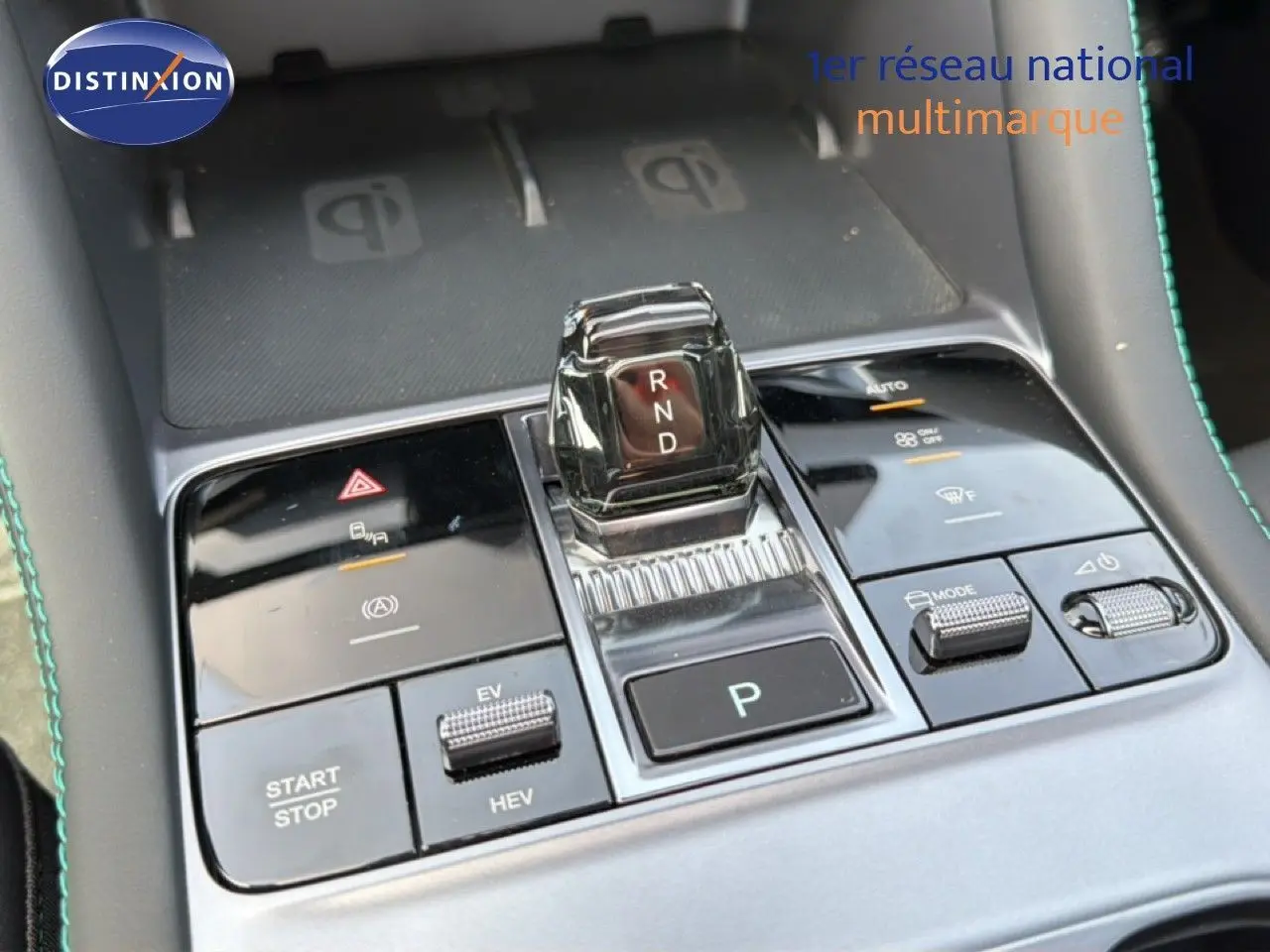 Gros plan sur la console centrale du BYD SEAL U blanc métal, avec levier de vitesses automatique et commandes tactiles.