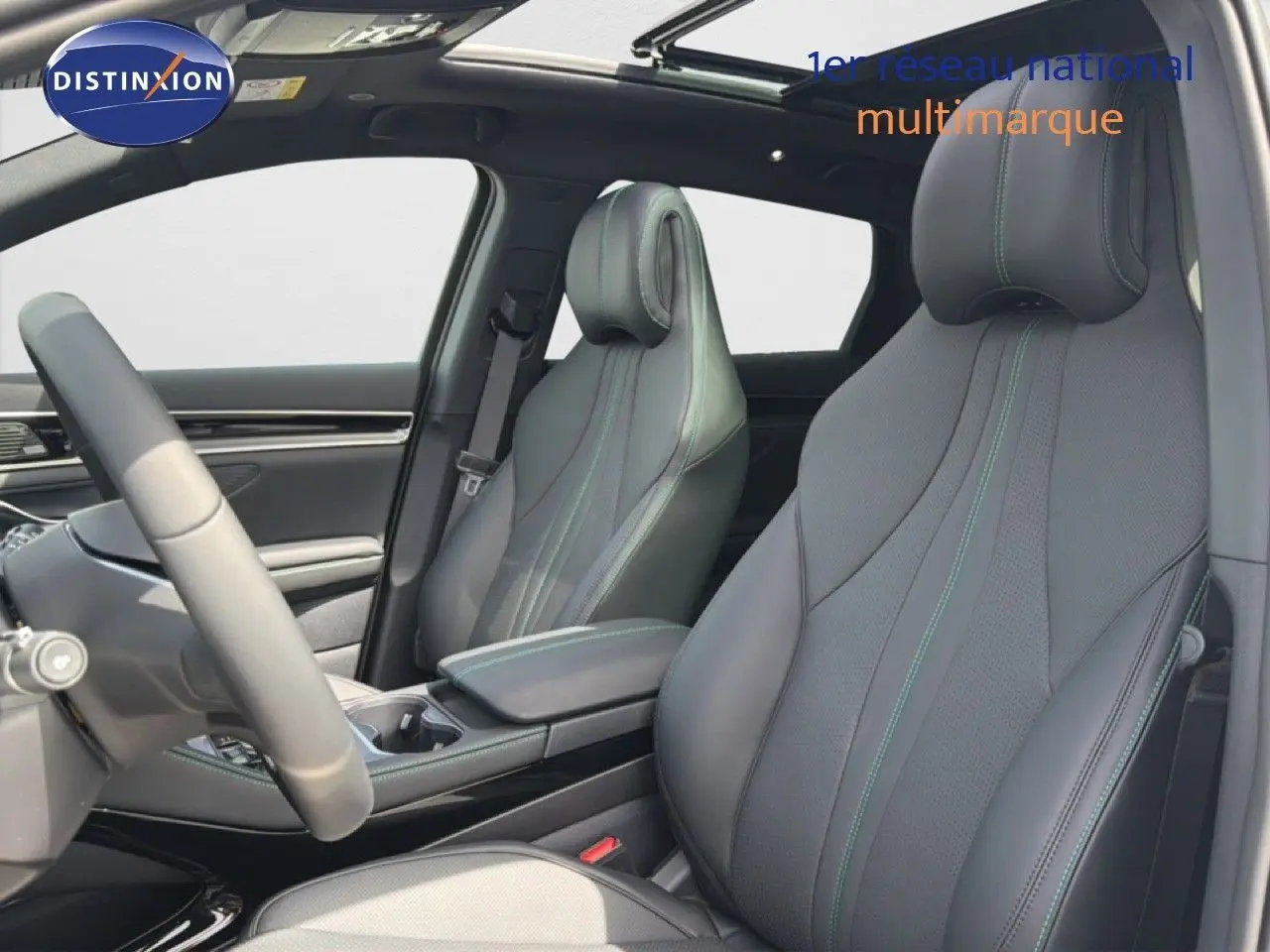 Vue intérieure côté conducteur du BYD SEAL U 2026 avec sièges cuir noirs et toit ouvrant panoramique.