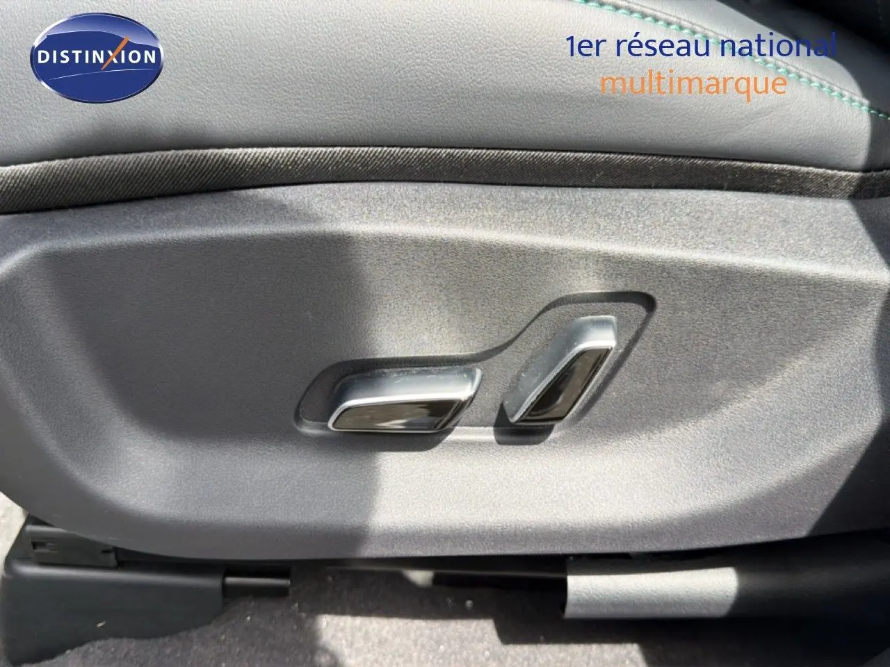 Détail des commandes de réglage électrique du siège conducteur sur BYD SEAL U blanc métal 2026.