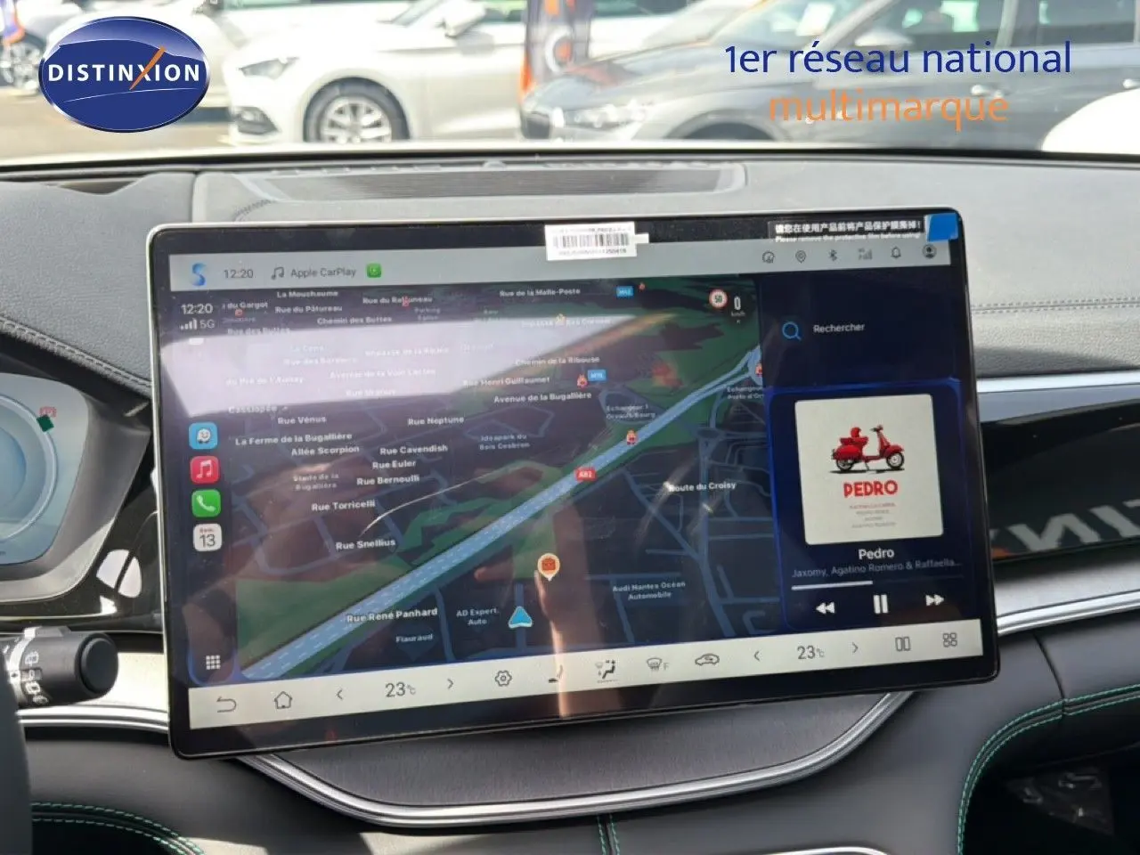Vue intérieure centrée sur l'écran tactile du tableau de bord du BYD SEAL U blanc métal, affichant une navigation GPS.