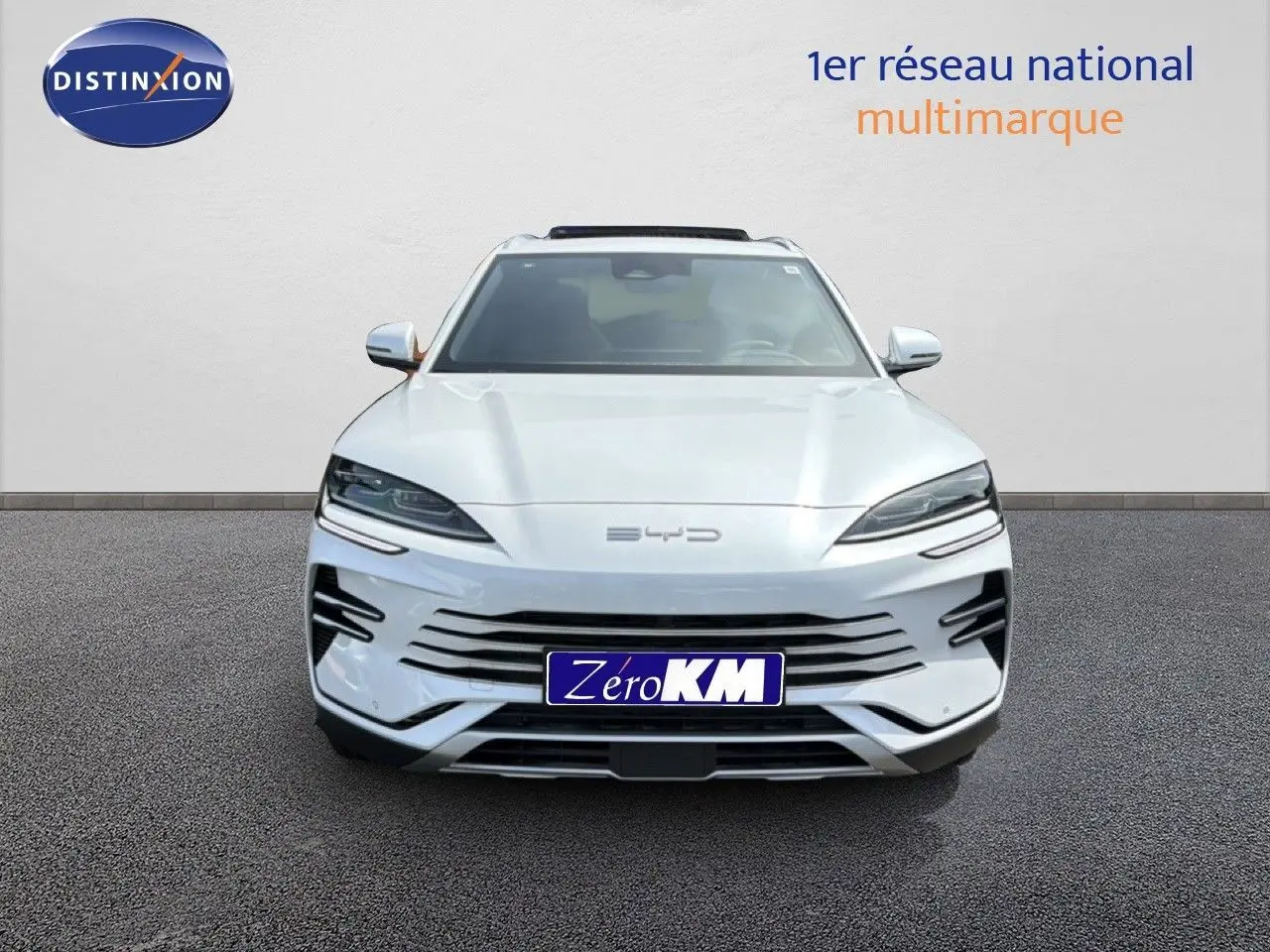 Vue avant d'un SUV BYD SEAL U blanc métal avec calandre horizontale et phares LED fins, sur fond neutre.