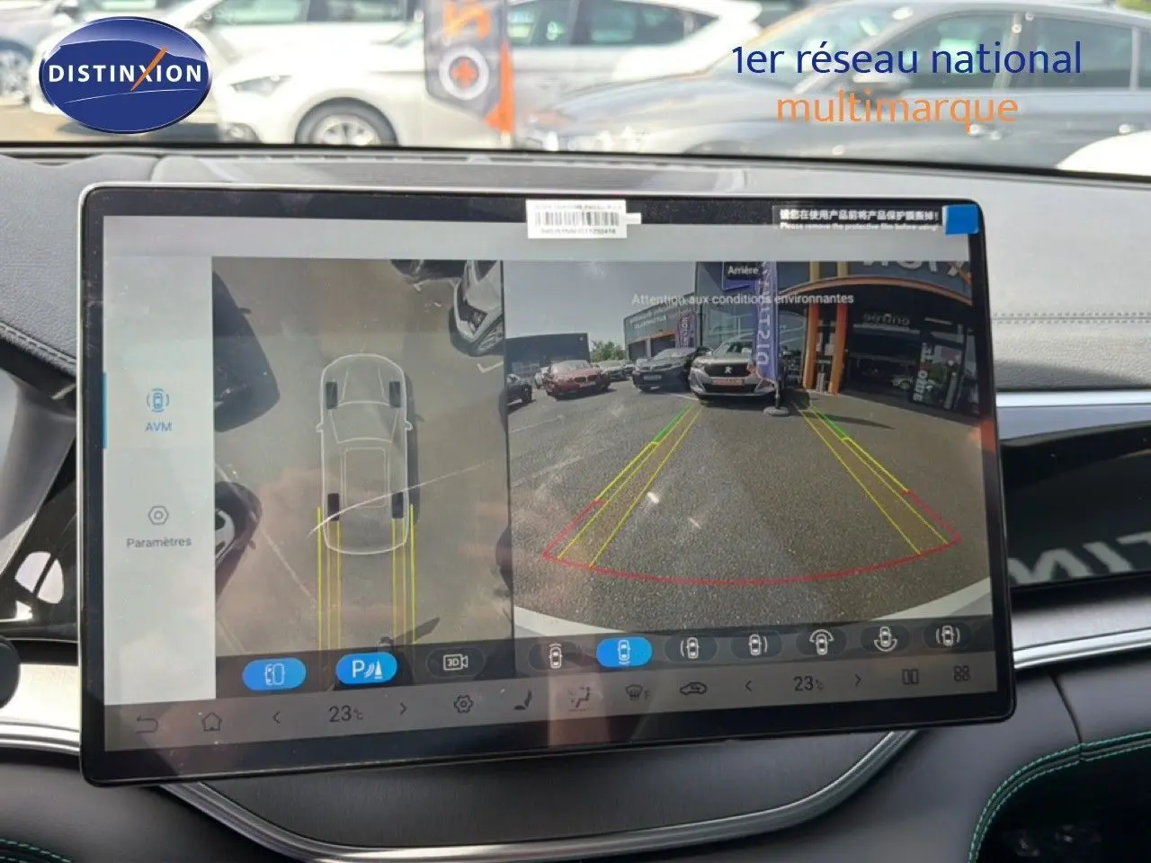 Écran central du BYD SEAL U 2026 affichant la caméra de recul et la vue 360° intérieure en stationnement.