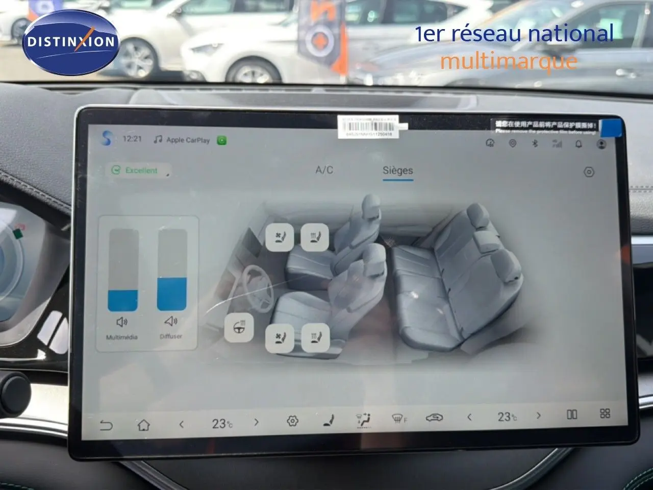 Vue intérieure de l'écran tactile du tableau de bord du BYD SEAL U blanc métal, affichant le contrôle des sièges chauffants.