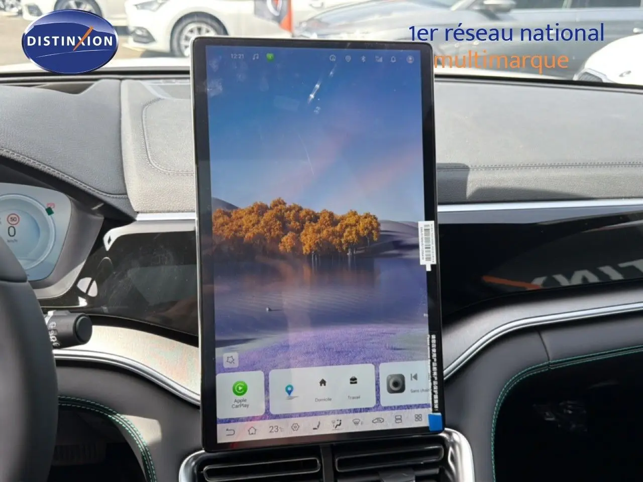 Vue intérieure centrée sur l'écran tactile vertical du tableau de bord du BYD SEAL U blanc métal, 2026.
