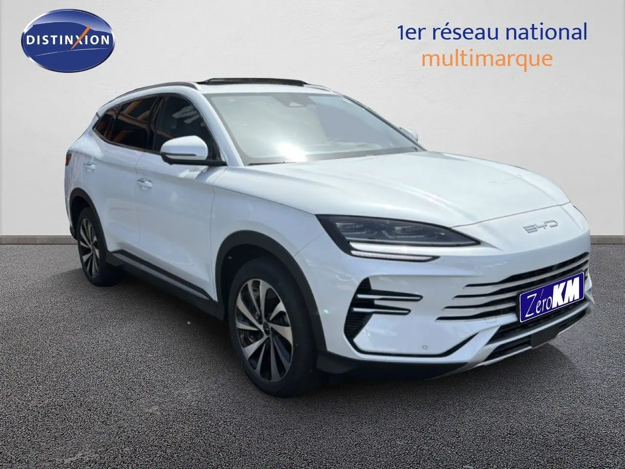 Vue 3/4 avant d’un BYD SEAL U blanc métal, hybride rechargeable, avec calandre et phares LED distinctifs.