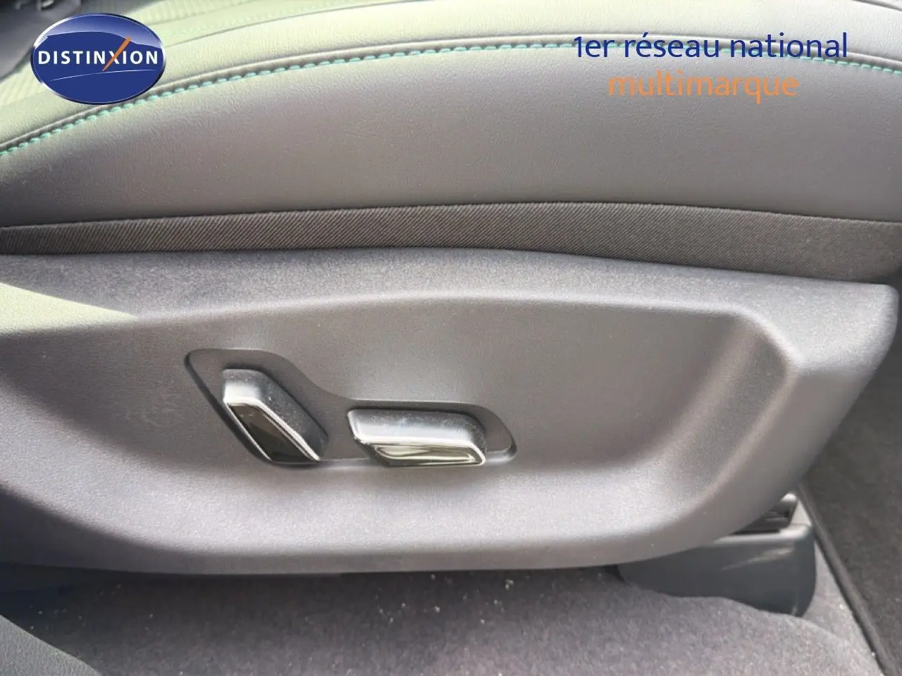 Gros plan sur les commandes de réglage électrique du siège en cuir noir du BYD SEAL U blanc métal, version 2026.