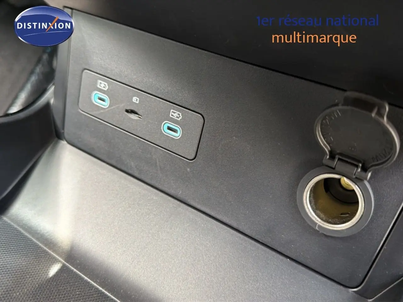 Détail intérieur montrant deux ports USB-C et une prise 12V sur la console d'un BYD SEAL U blanc métal 2026.