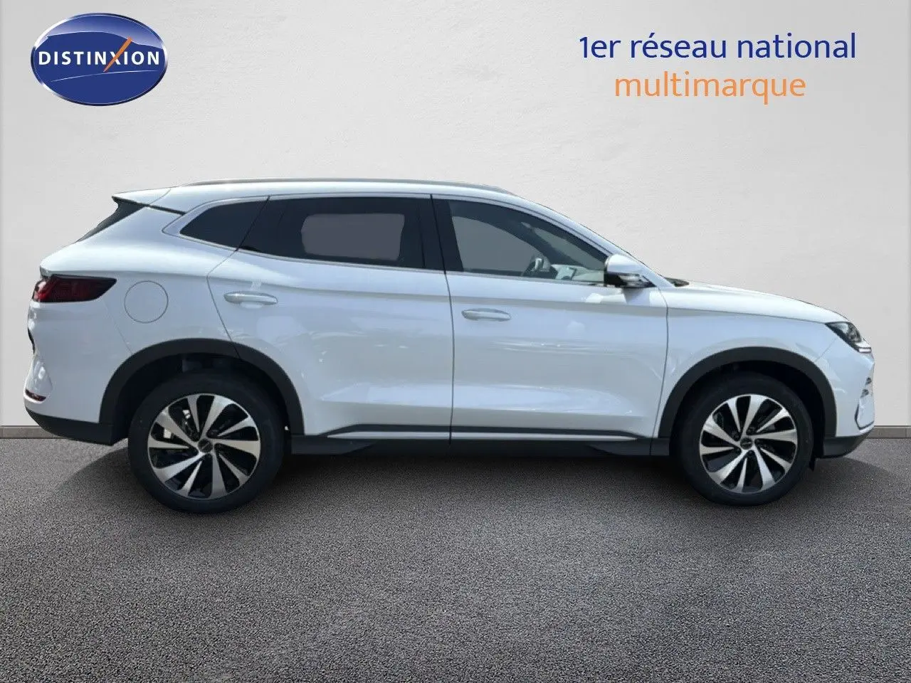 Vue de profil côté gauche du SUV BYD SEAL U blanc métal 2026 avec jantes alliage bicolores et lignes épurées.